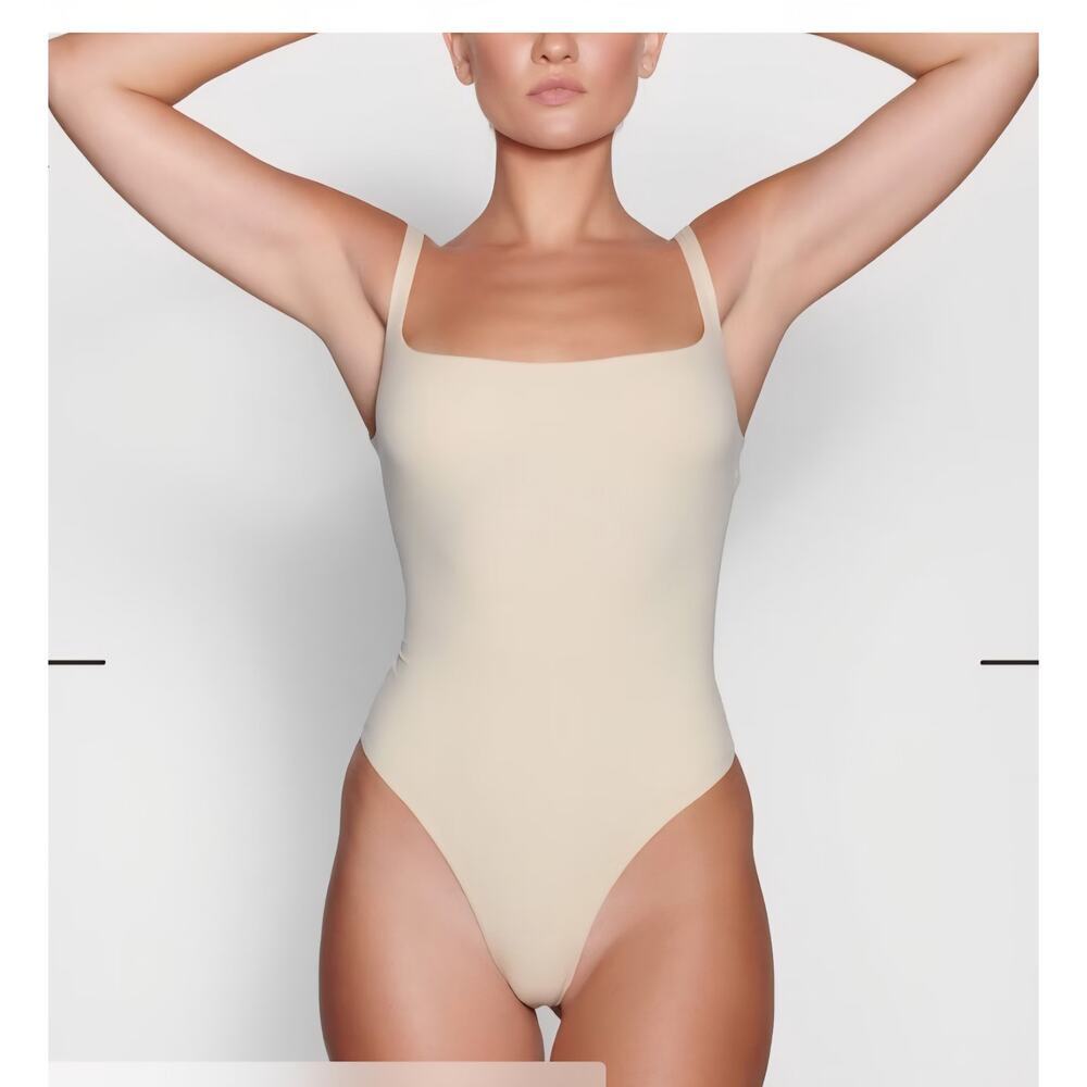 SKIMS Fits Everybody Square Neck Bodysuit in Sand Size: M